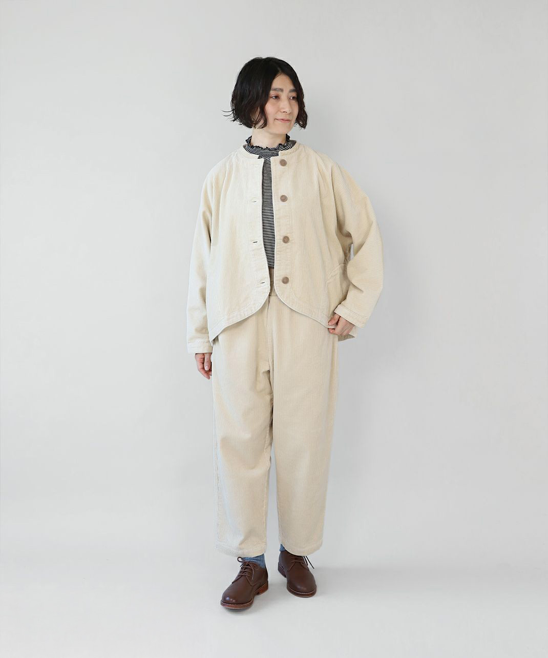 同素材のボトムスとのセットアップでの着用も