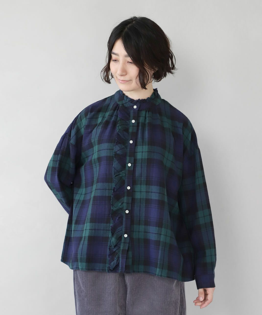周りと前立て部分に細やかなフリル