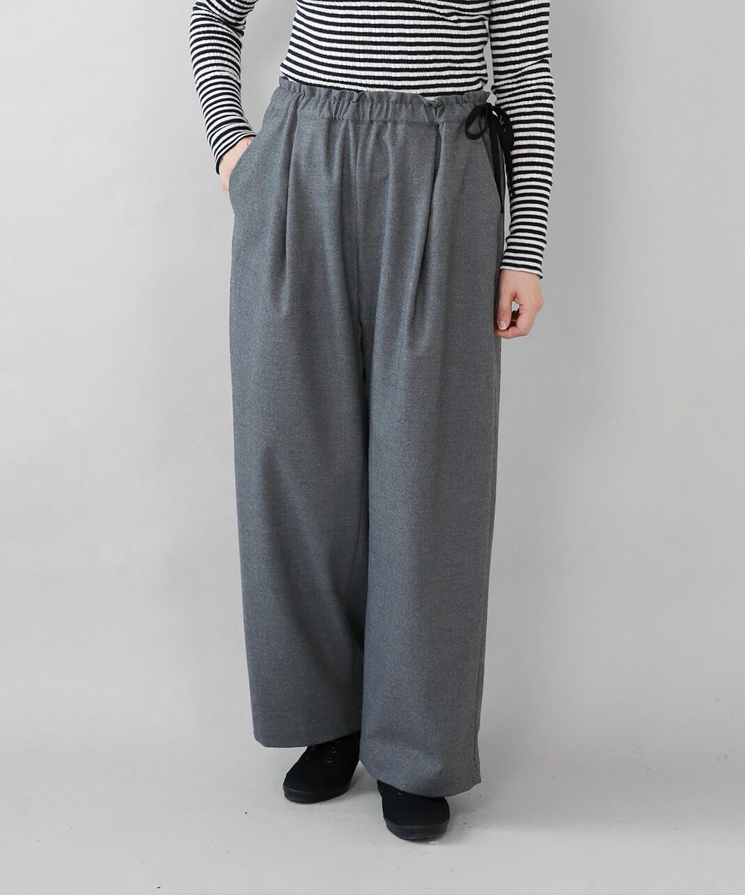 温かみのある素材を使用したカラテイージーパンツ