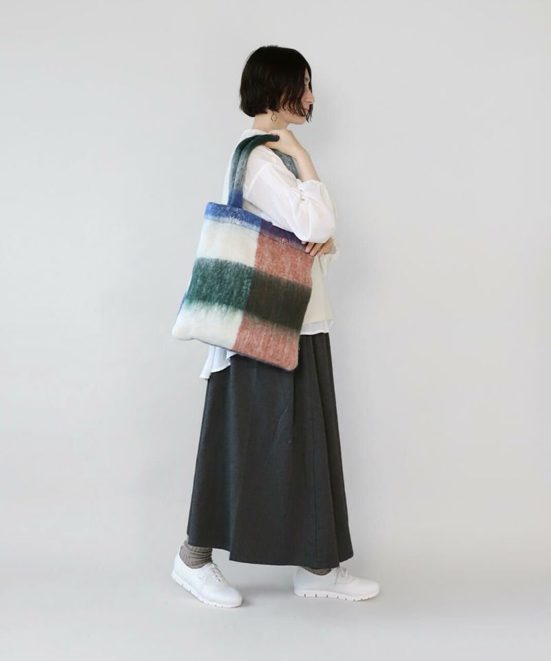 肩掛けしやすい長さのハンドルで