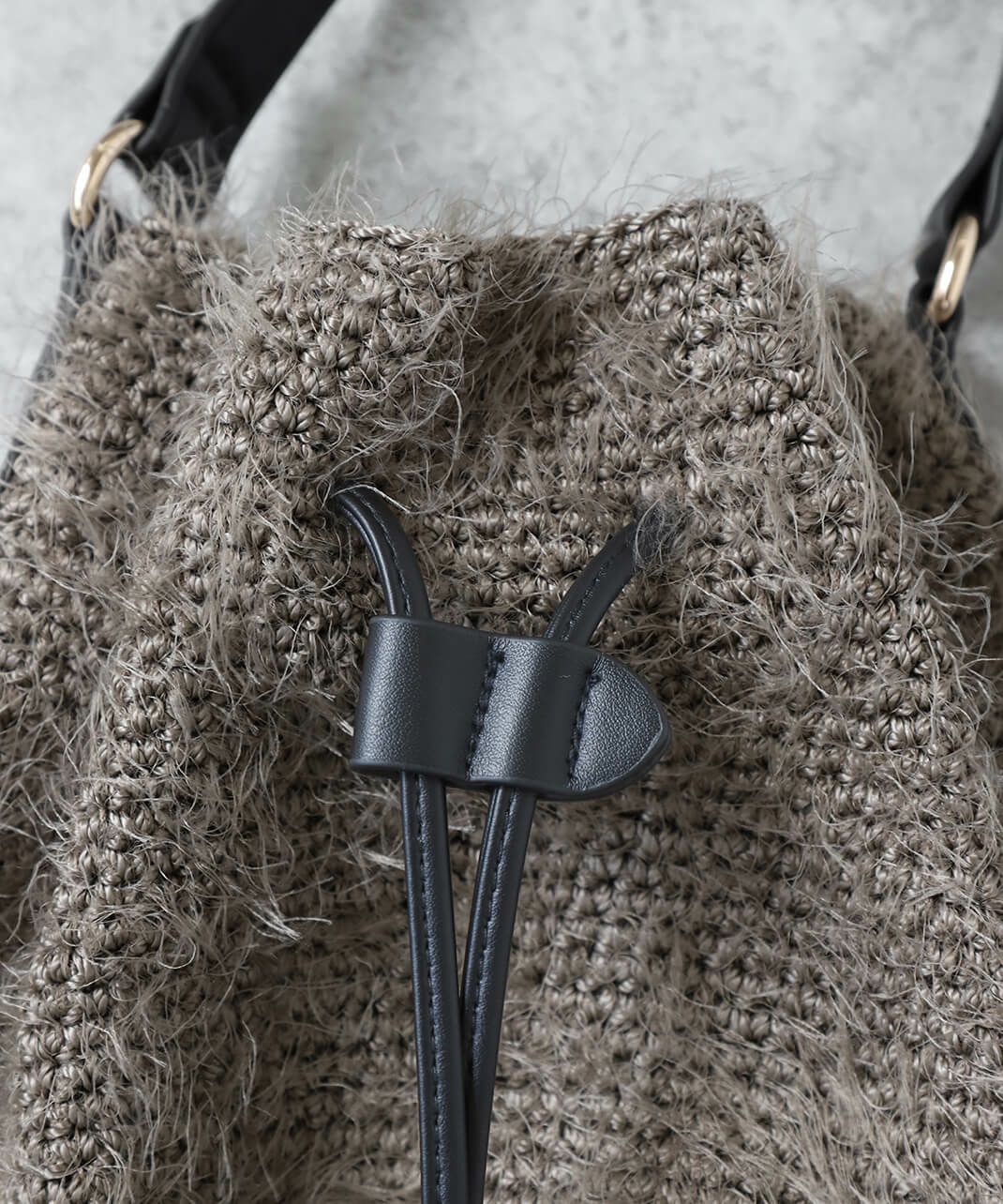 開口部は調節ひもでとじられる