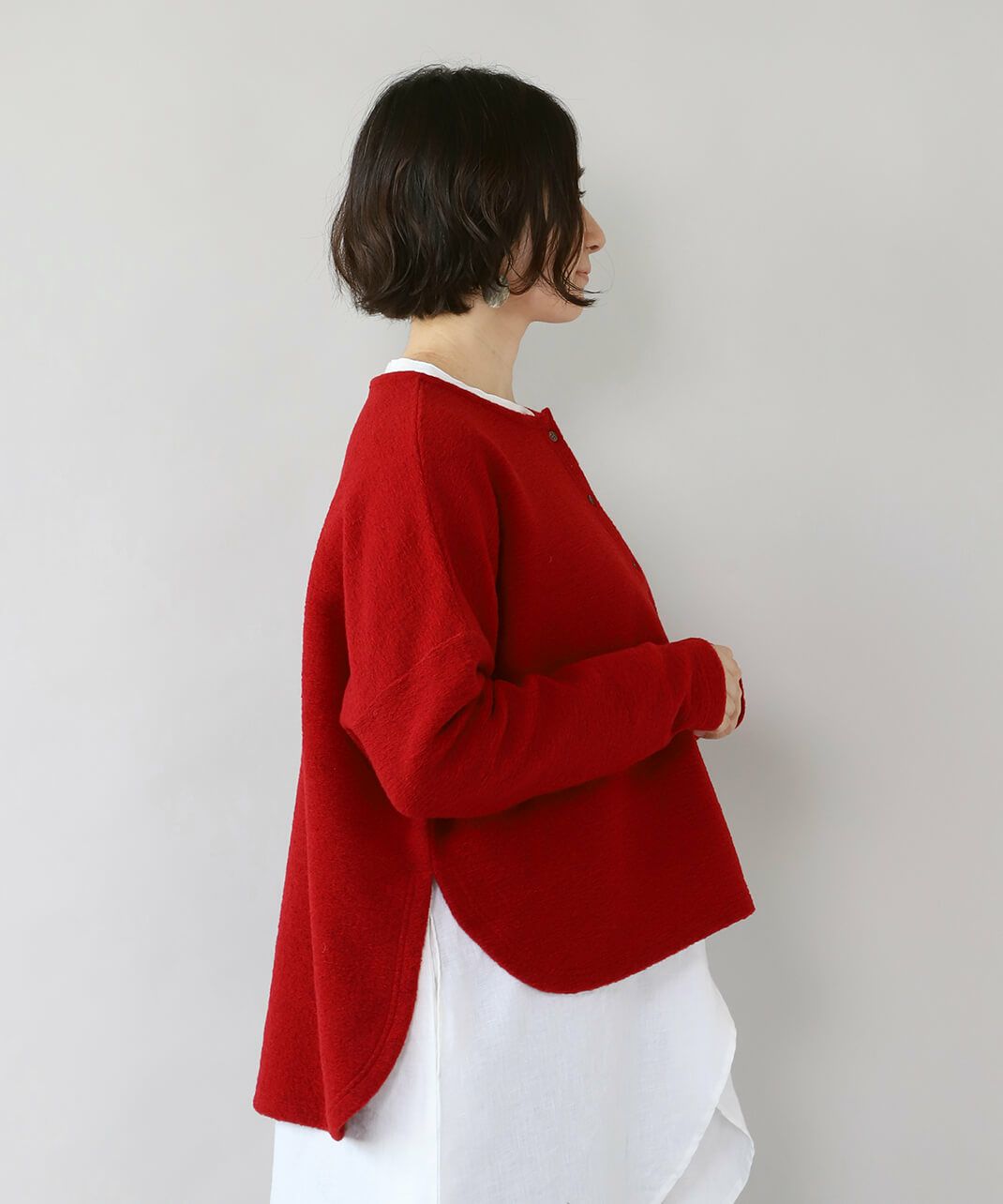 裾のラインに深めのサイドスリットと前後差のある裾のデザイン