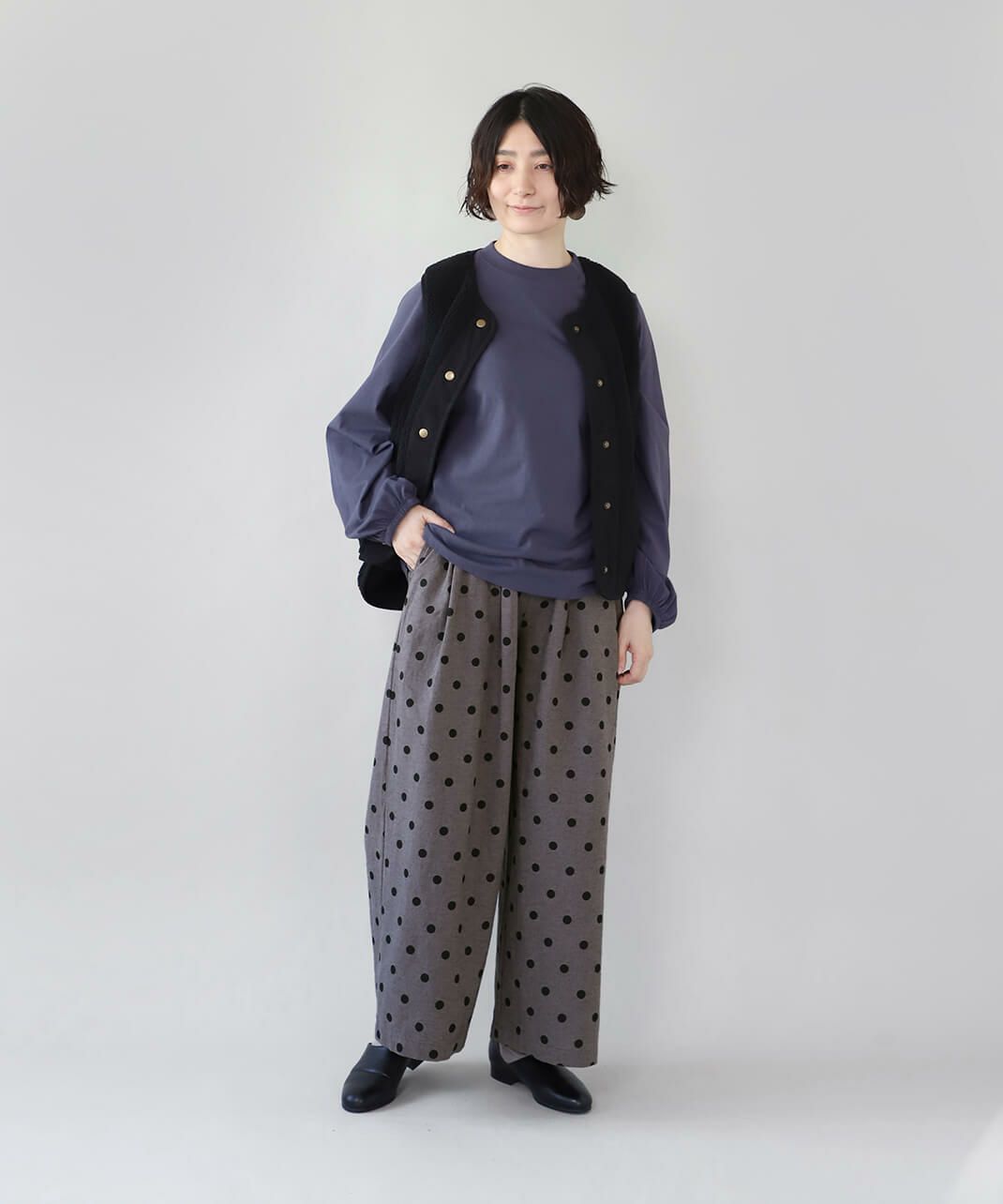 重ね着にもおすすめの、日常使いに活躍する。
