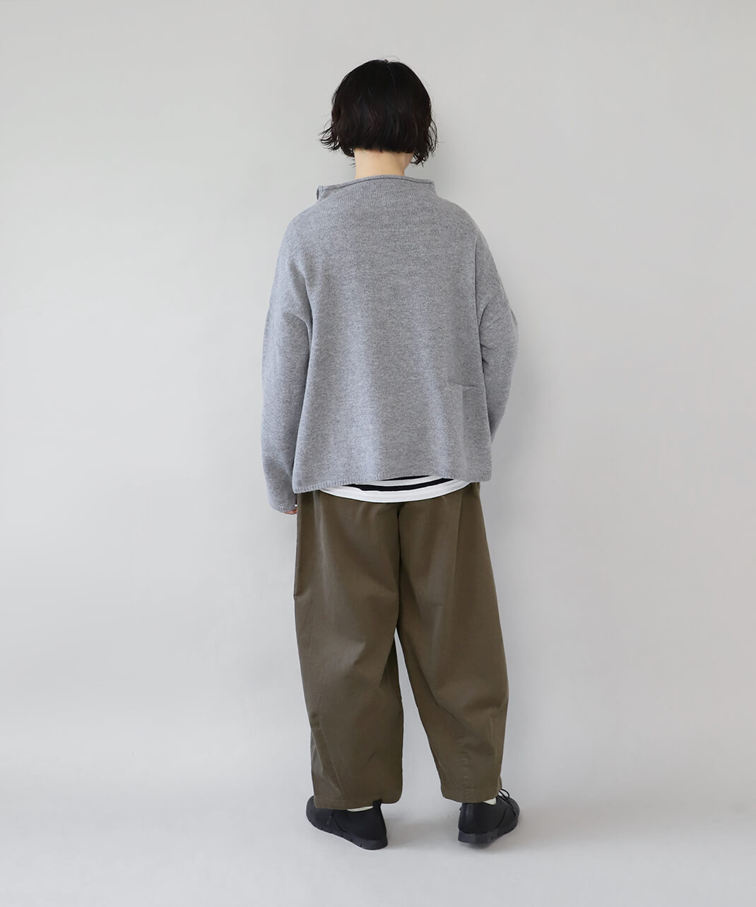 長さは足をすっきりと見せる為、裾から足首が出る丈