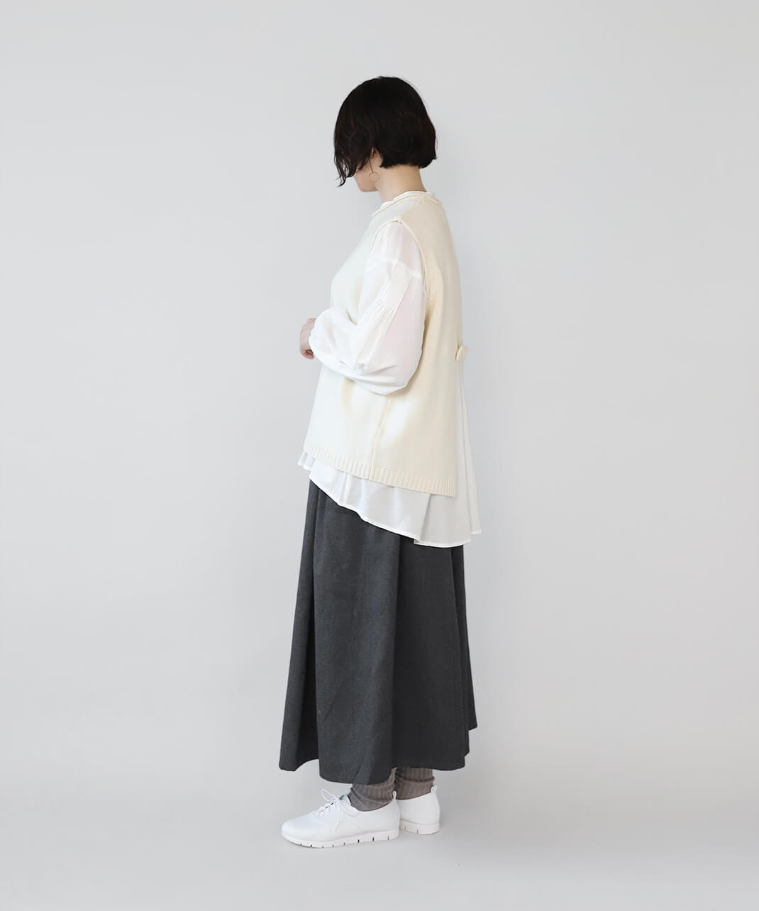 セーターやシャツなど厚めの服との重ね着できる