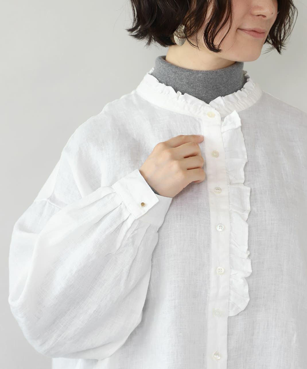 首周りと前立てのフリルのデザイン。