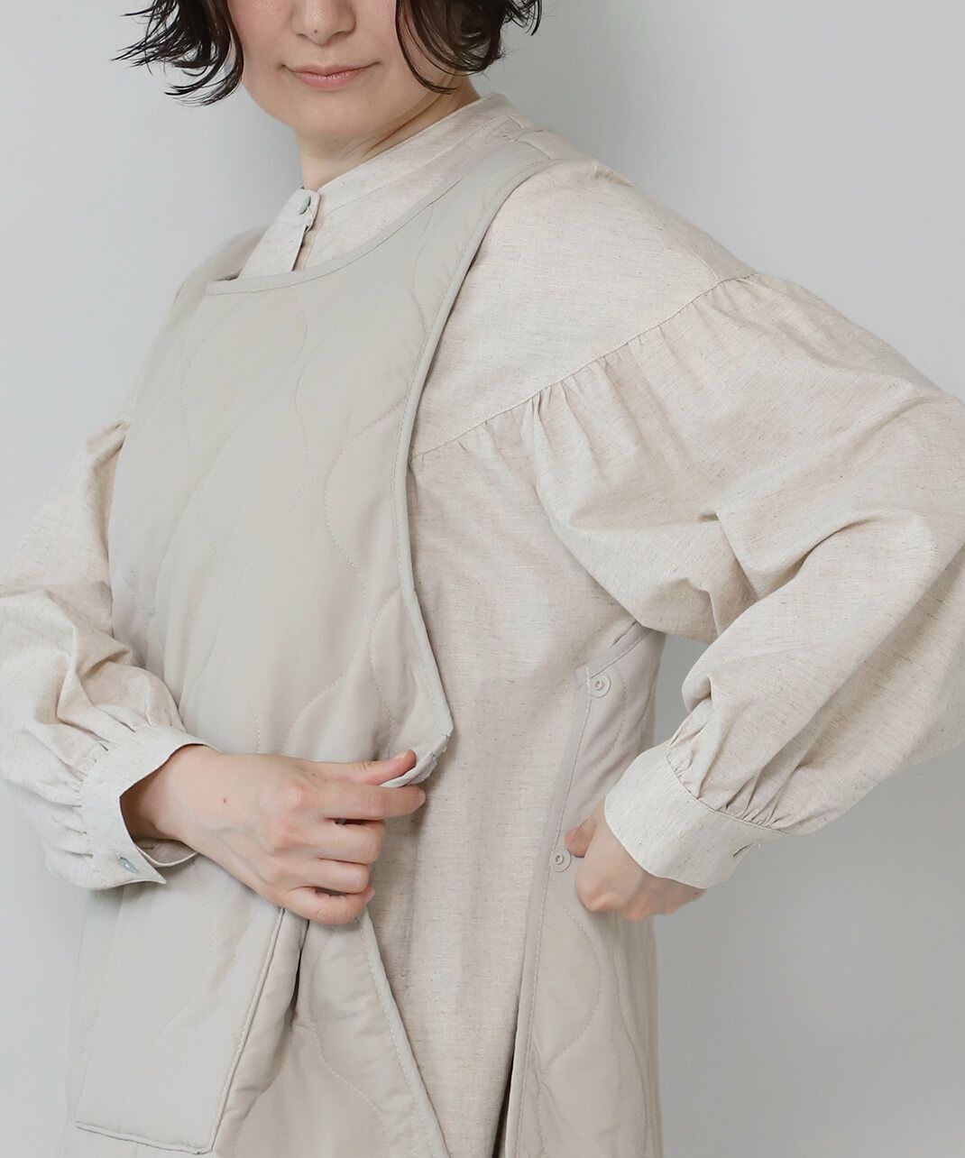 両脇にはスナップボタンがついてる。