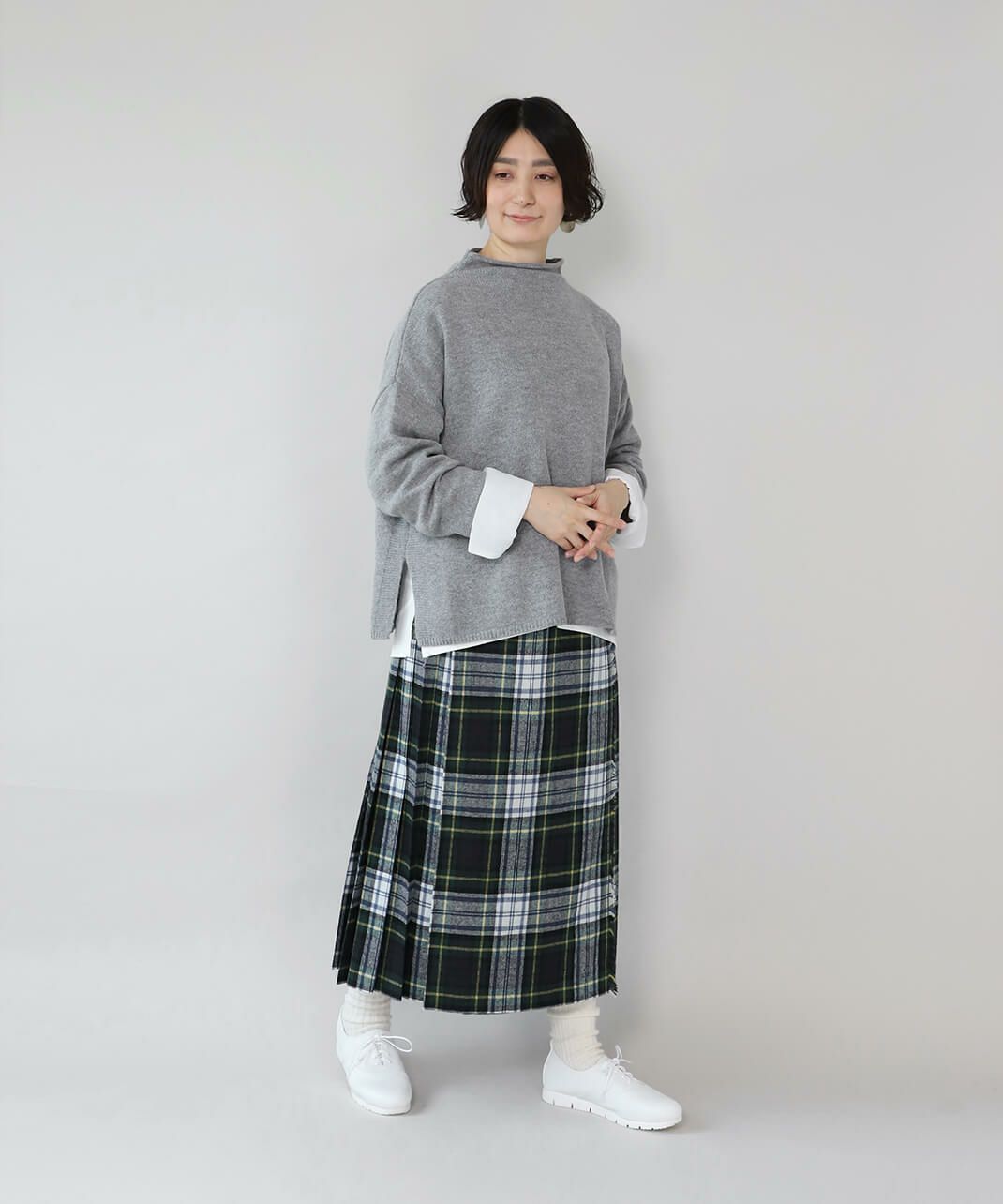 無地のニットやシャツと合わせてコーディネートが完成