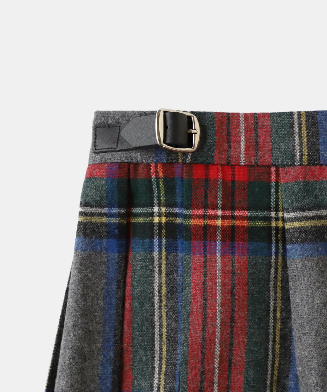 サイドのレザーベルトで留める伝統的なスタイル