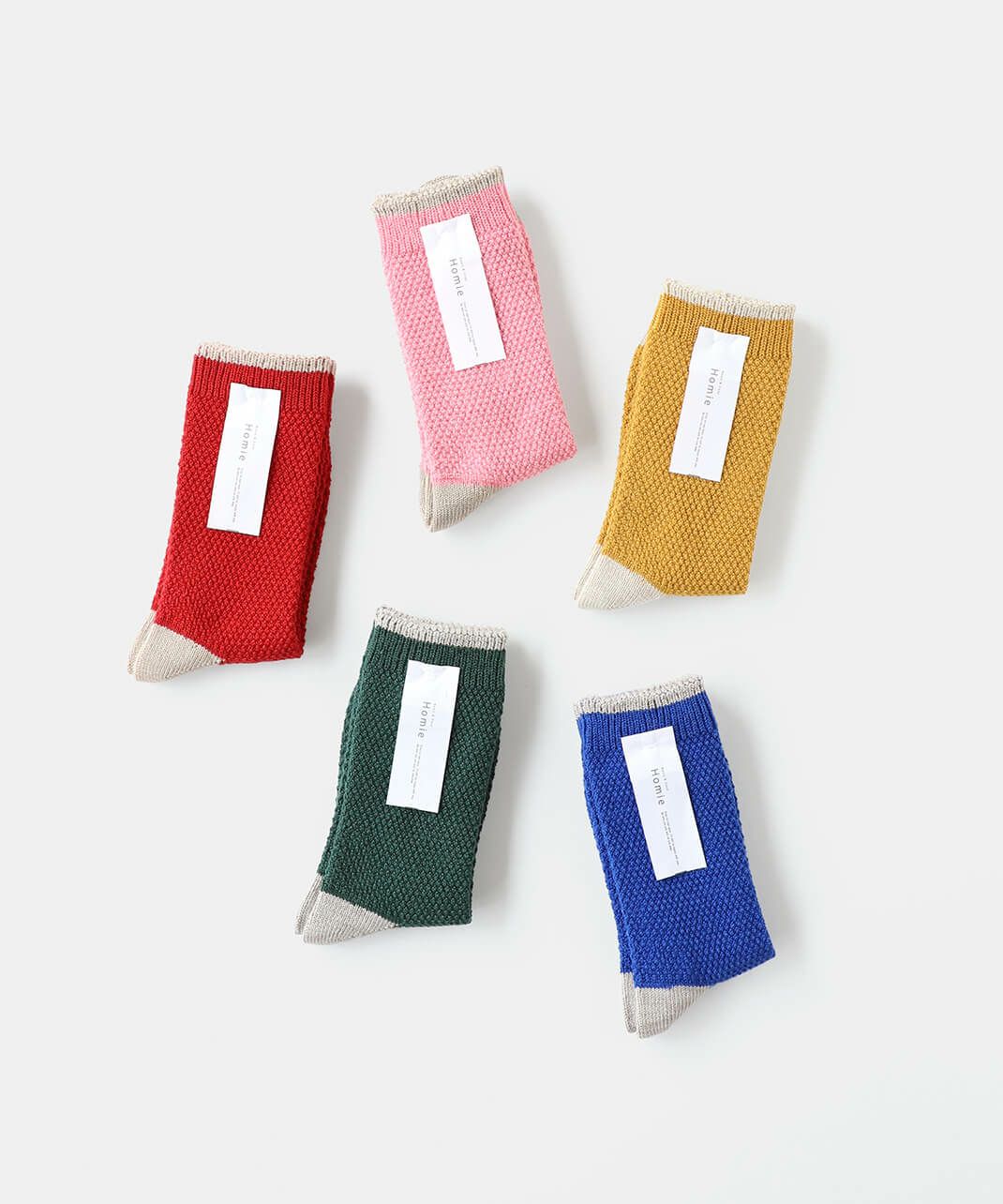 >足元を彩る明るいカラーバリエーション