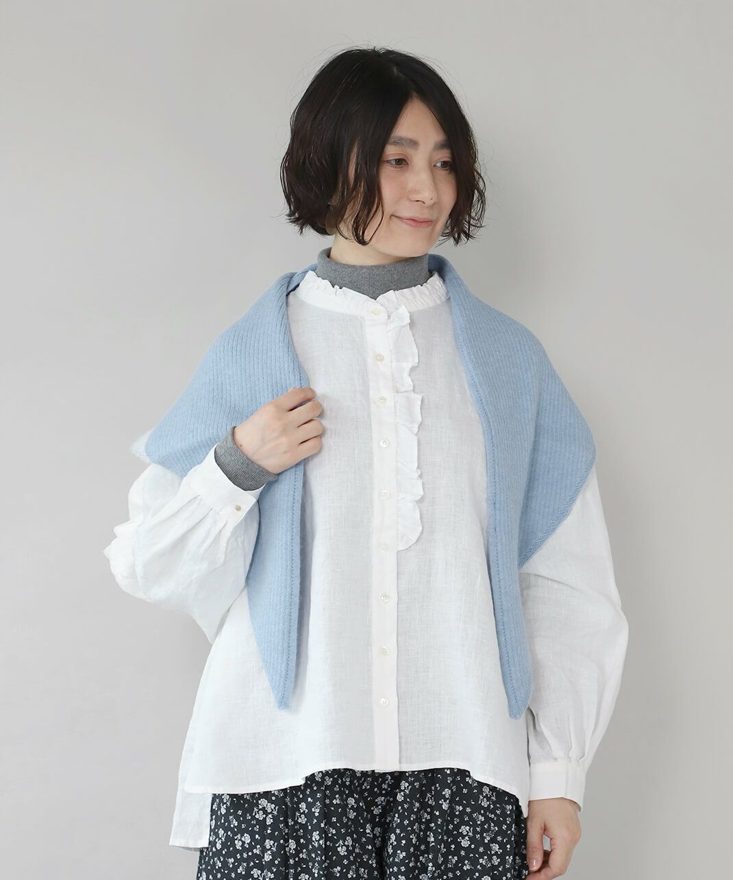 ニット素材の三角形のショール