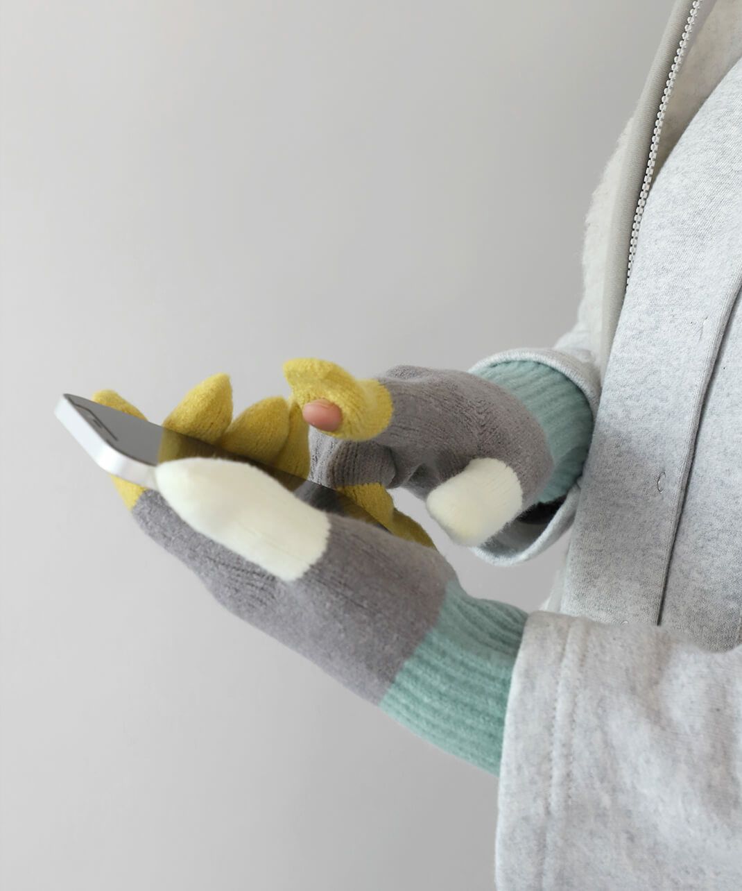 スマートフォンの操作も手袋をつけたまま。