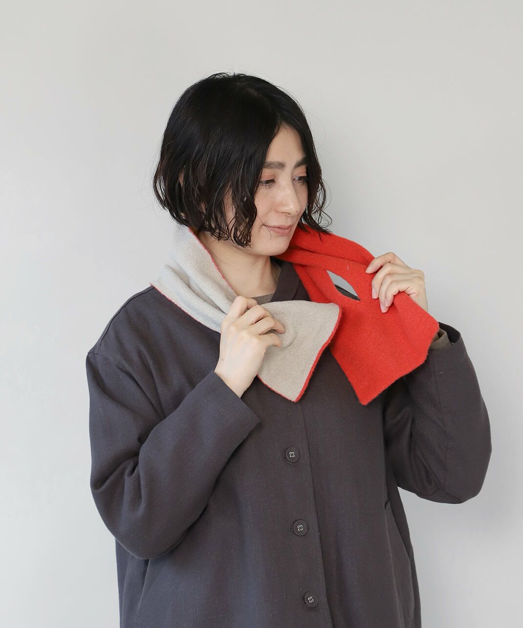 結ばずにストールの先を通すだけと簡単。