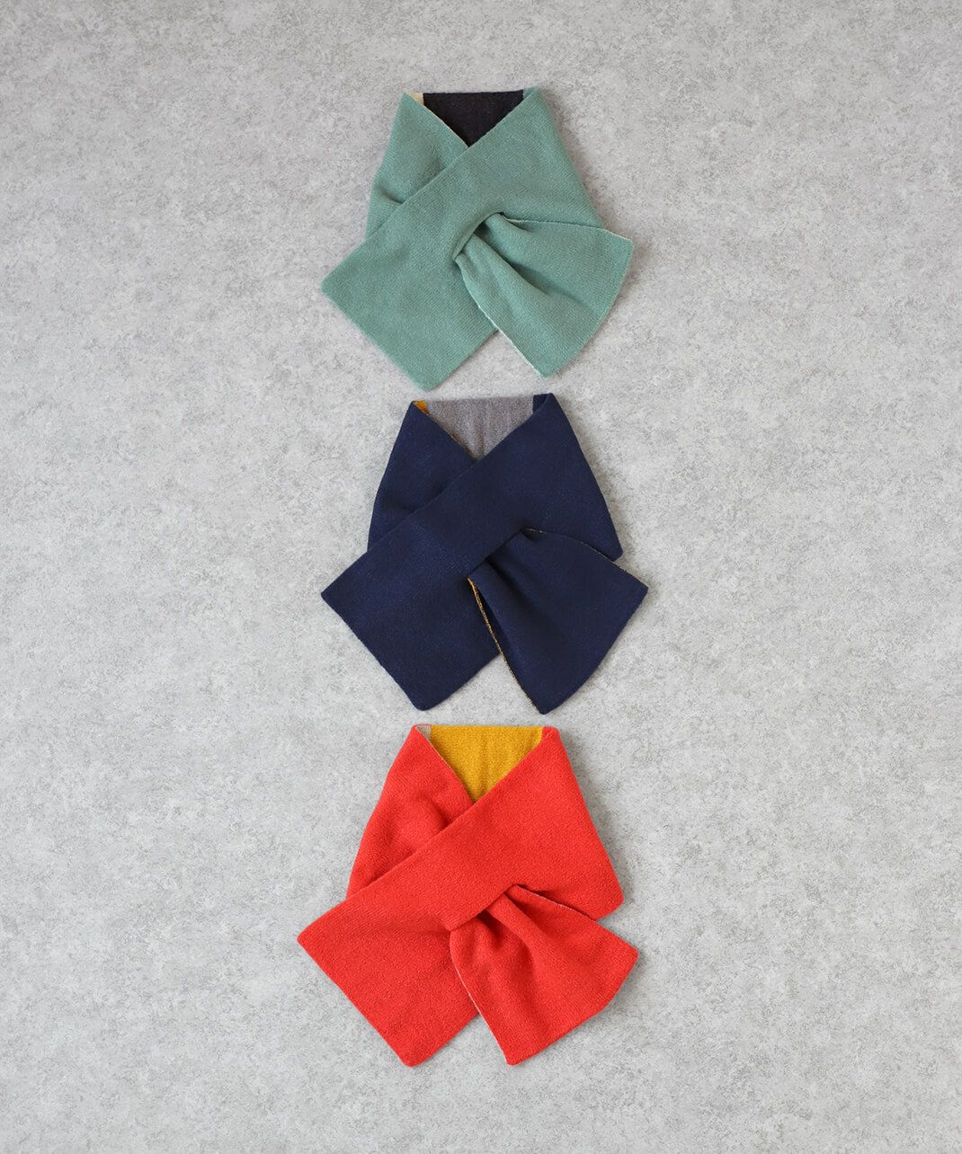 気分やコーディネートに合わせて印象を変えられるリバーシブル仕様。