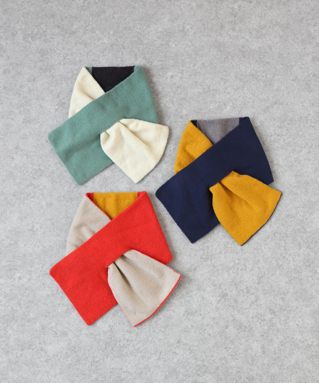 SUNNY NOMADO<br />
セルフヒーター加工<br />
リバーシブルで使えて洗える<br />
マルチカラーマフラー