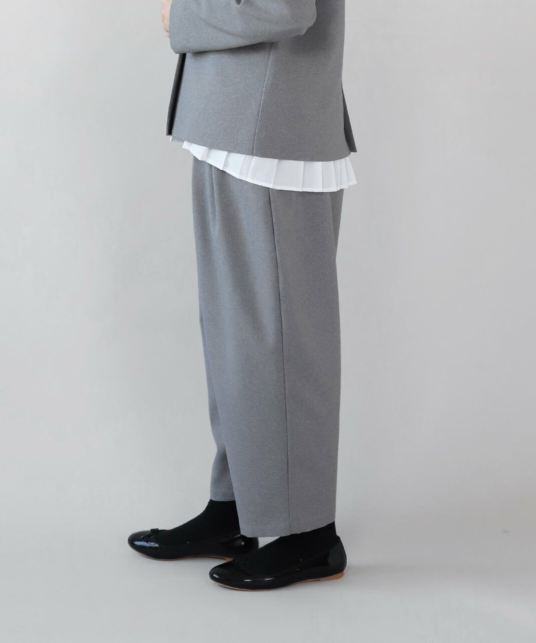 シャリ感のあるドライなタックイージーパンツ