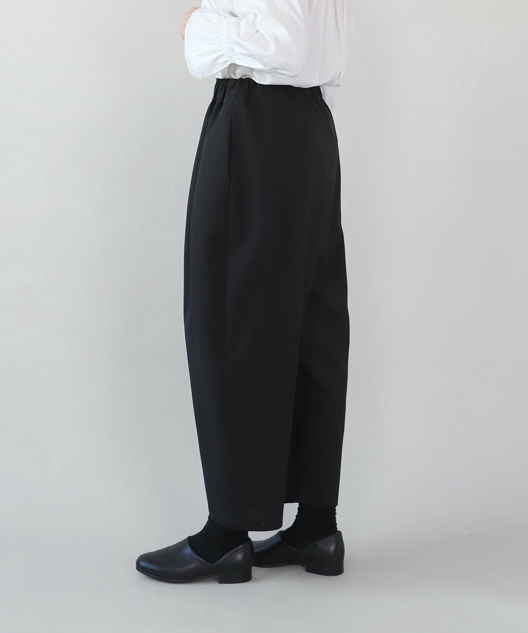 あえて足元が見える短めの丈で