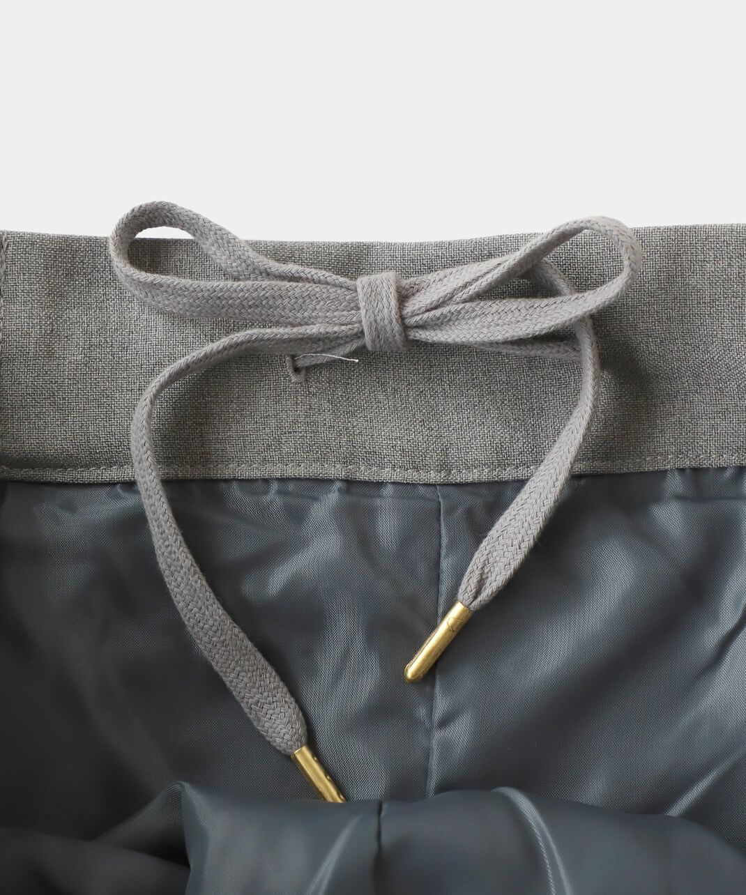 ウエストは紐でのサイズ調整が可能