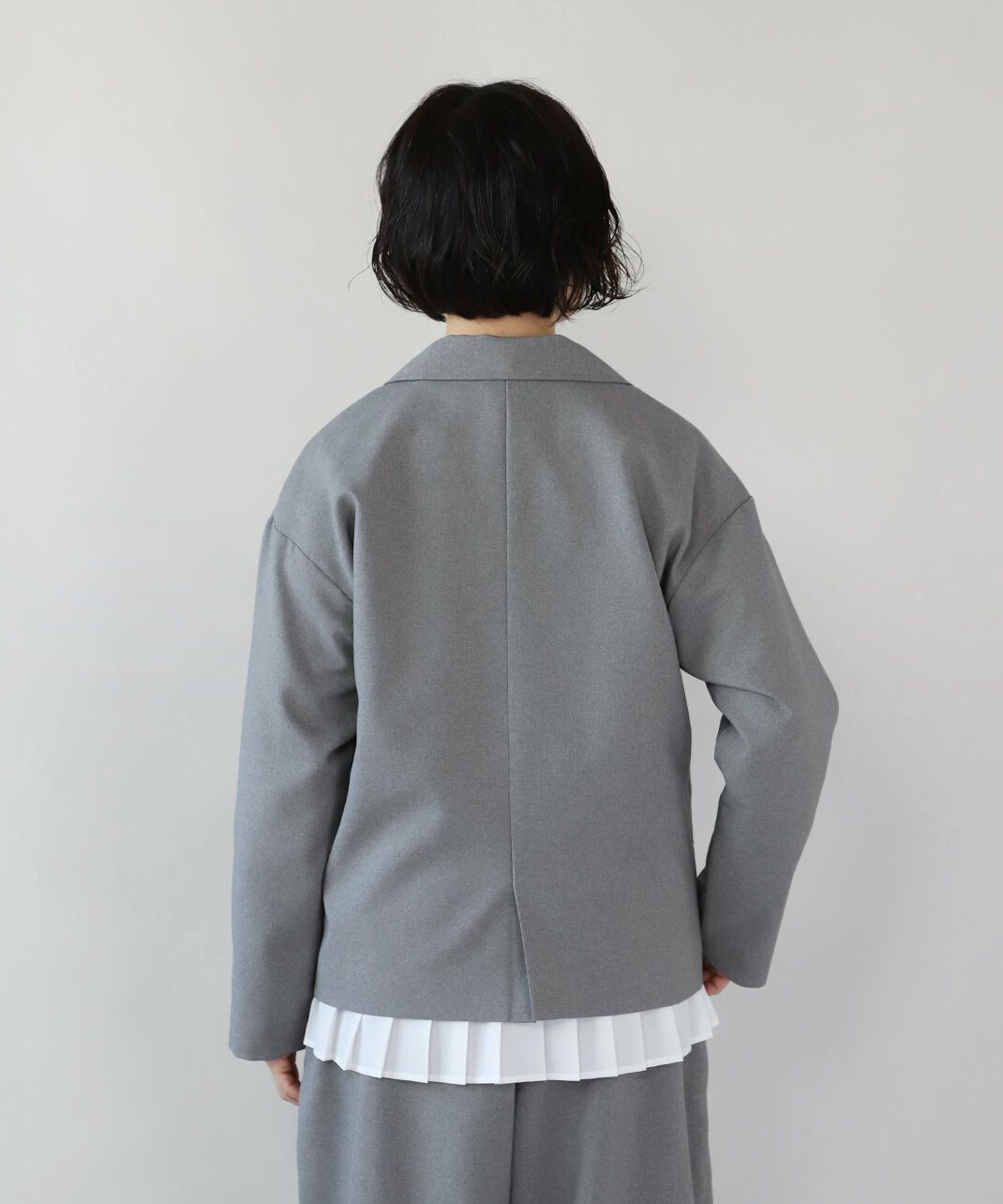 広めにとられた身幅が重ね着しやすい