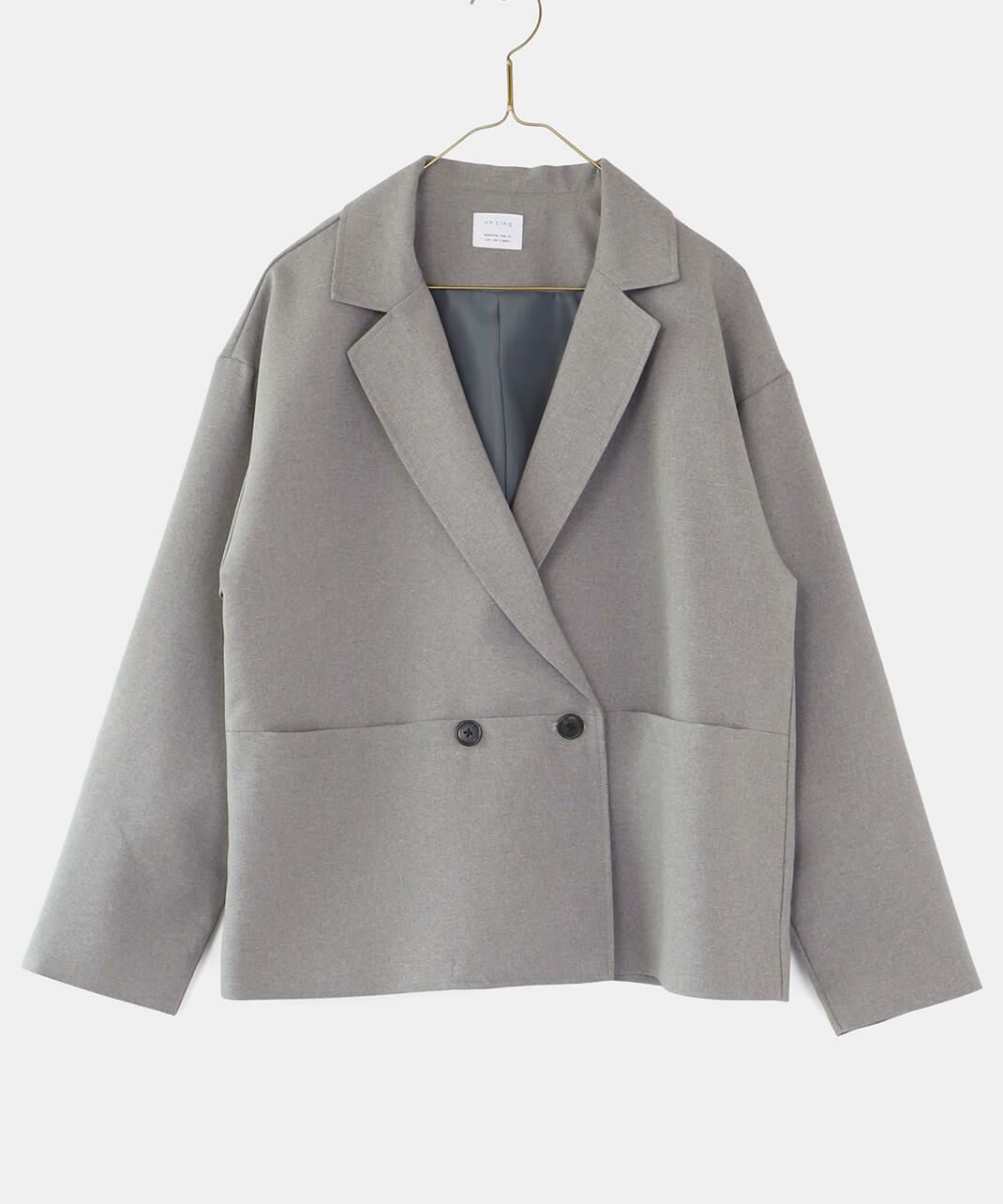 テーラード型の襟とダブルボタン仕様