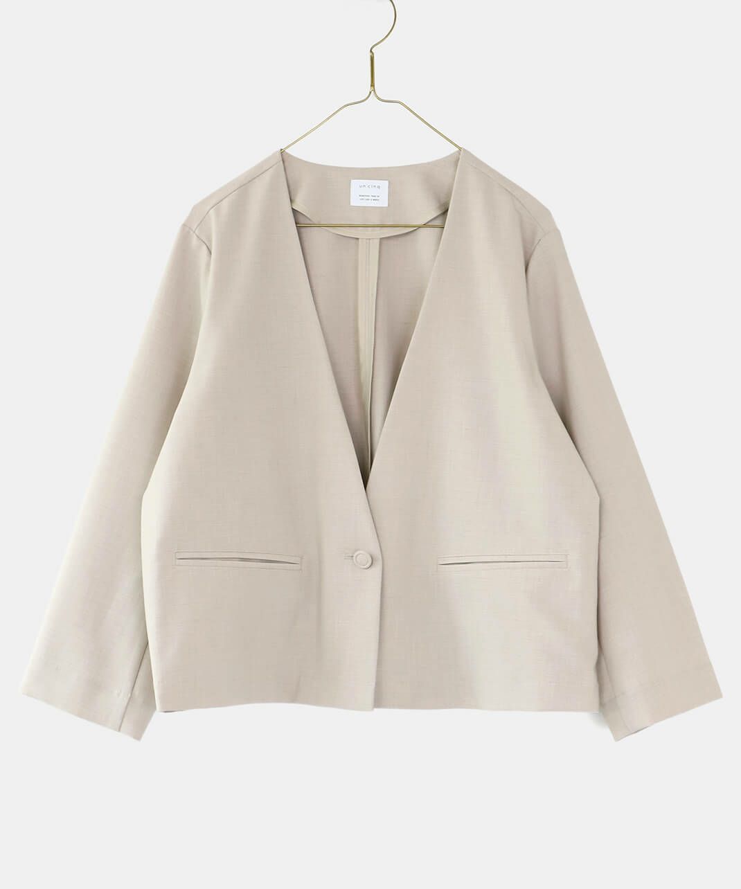 広めにとられた身幅が重ね着しやすい