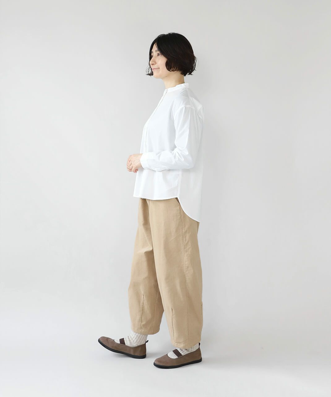 バンドカラーが清潔感のある雰囲気