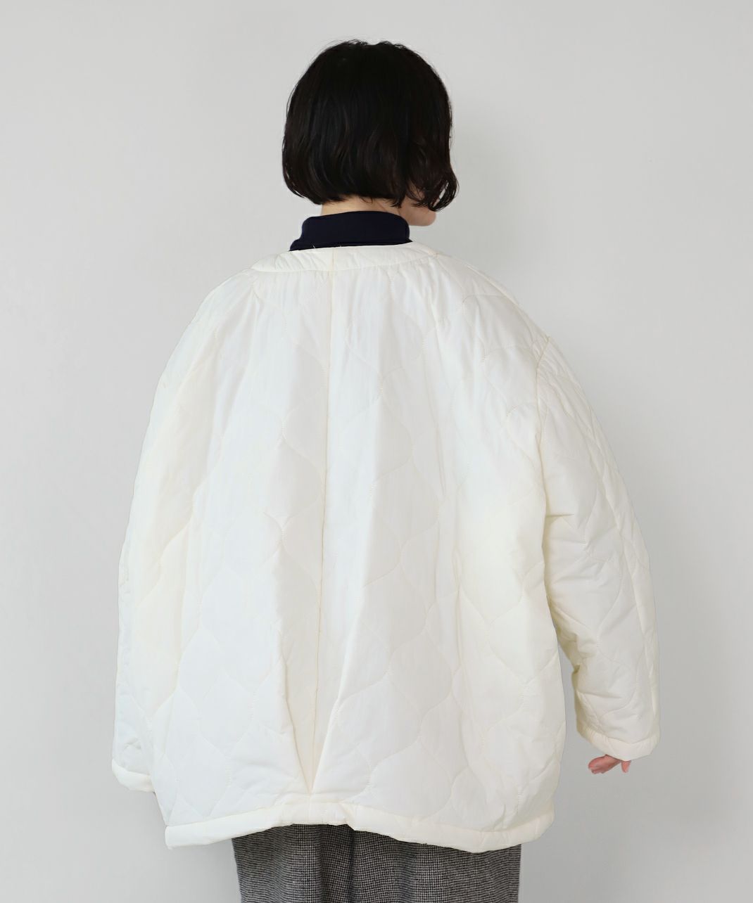 後ろと脇にタックがあり身幅が広い。