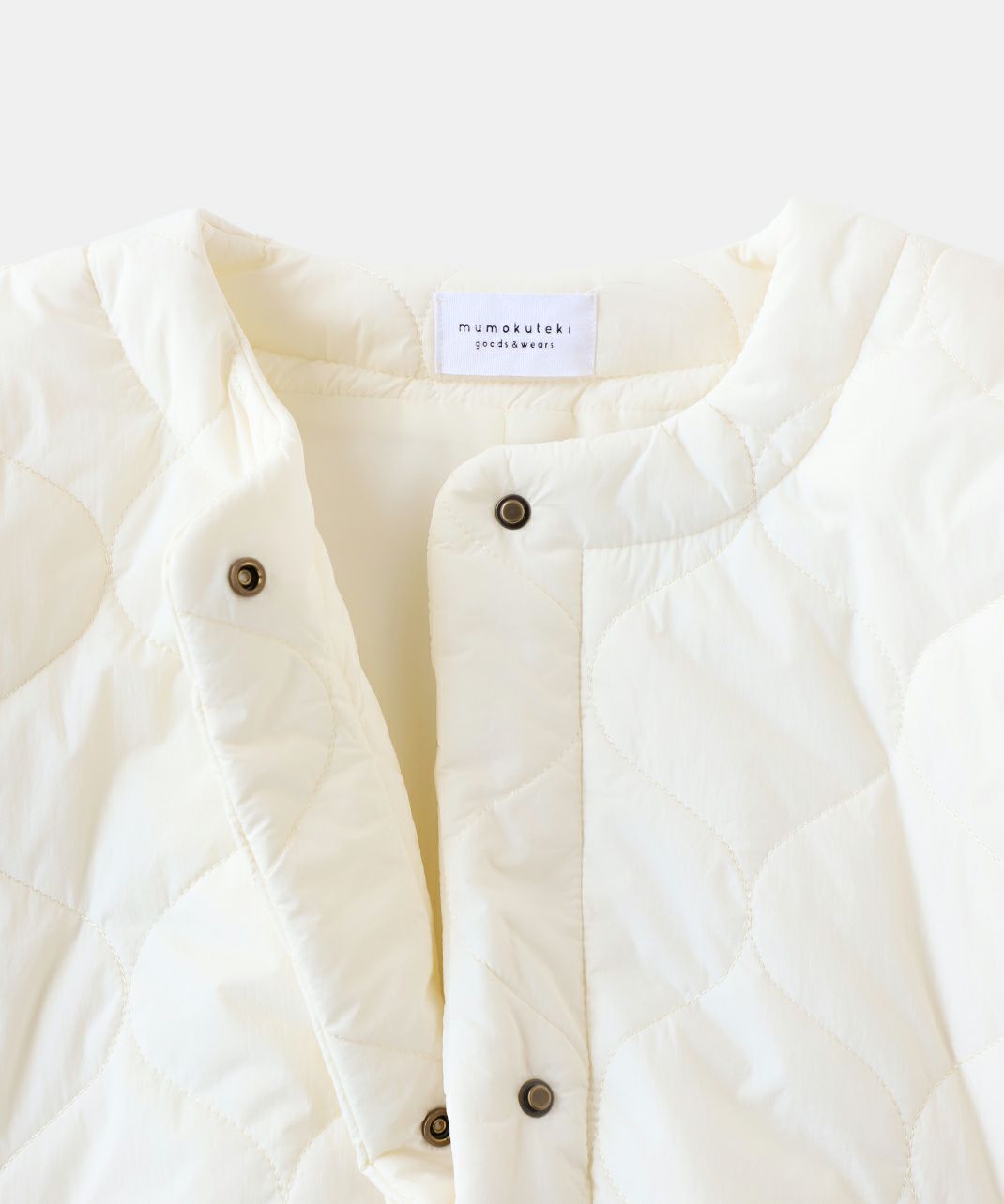 クルーネックとドロップショルダー