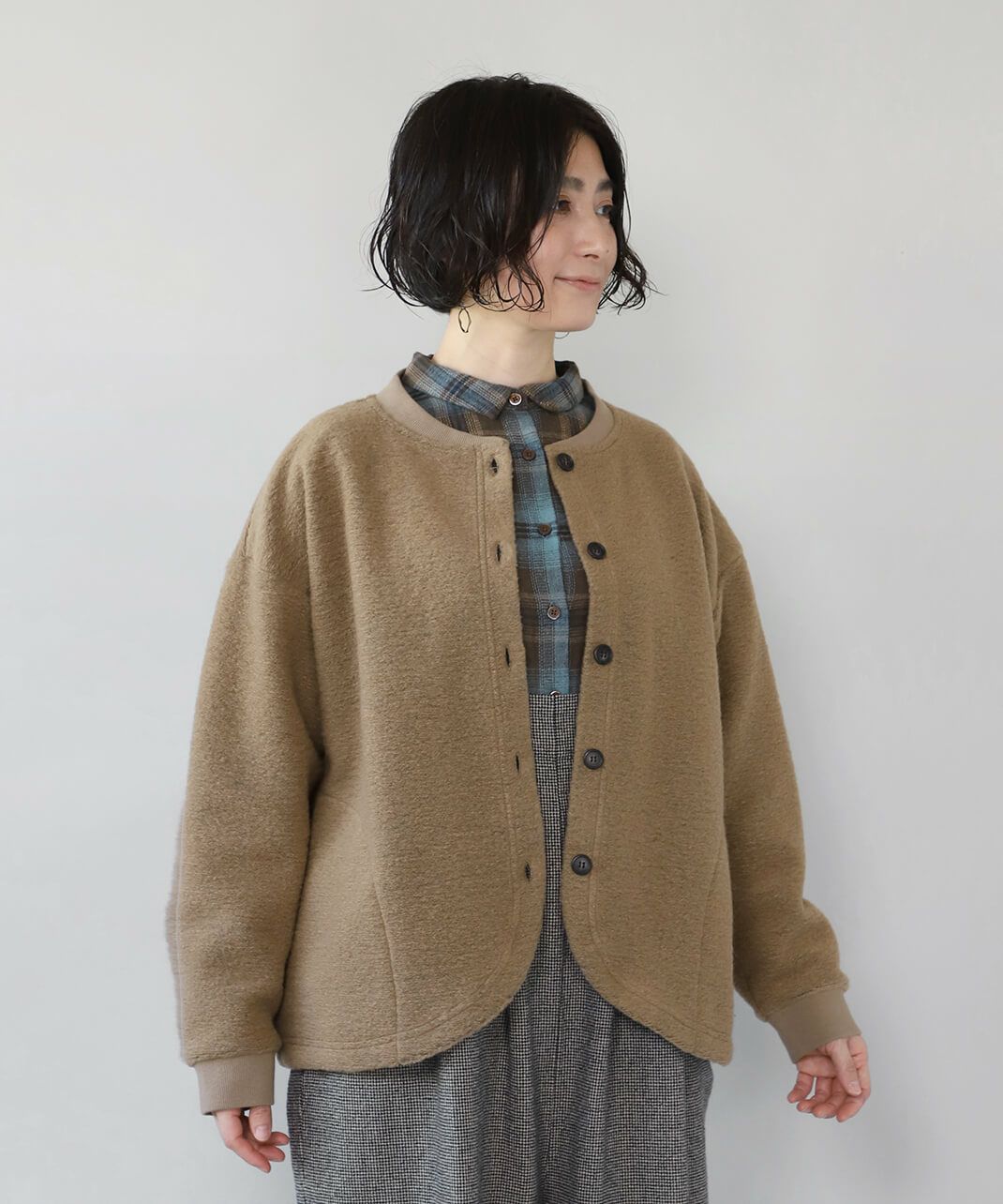 襟ぐりと袖口に使用したリブに。