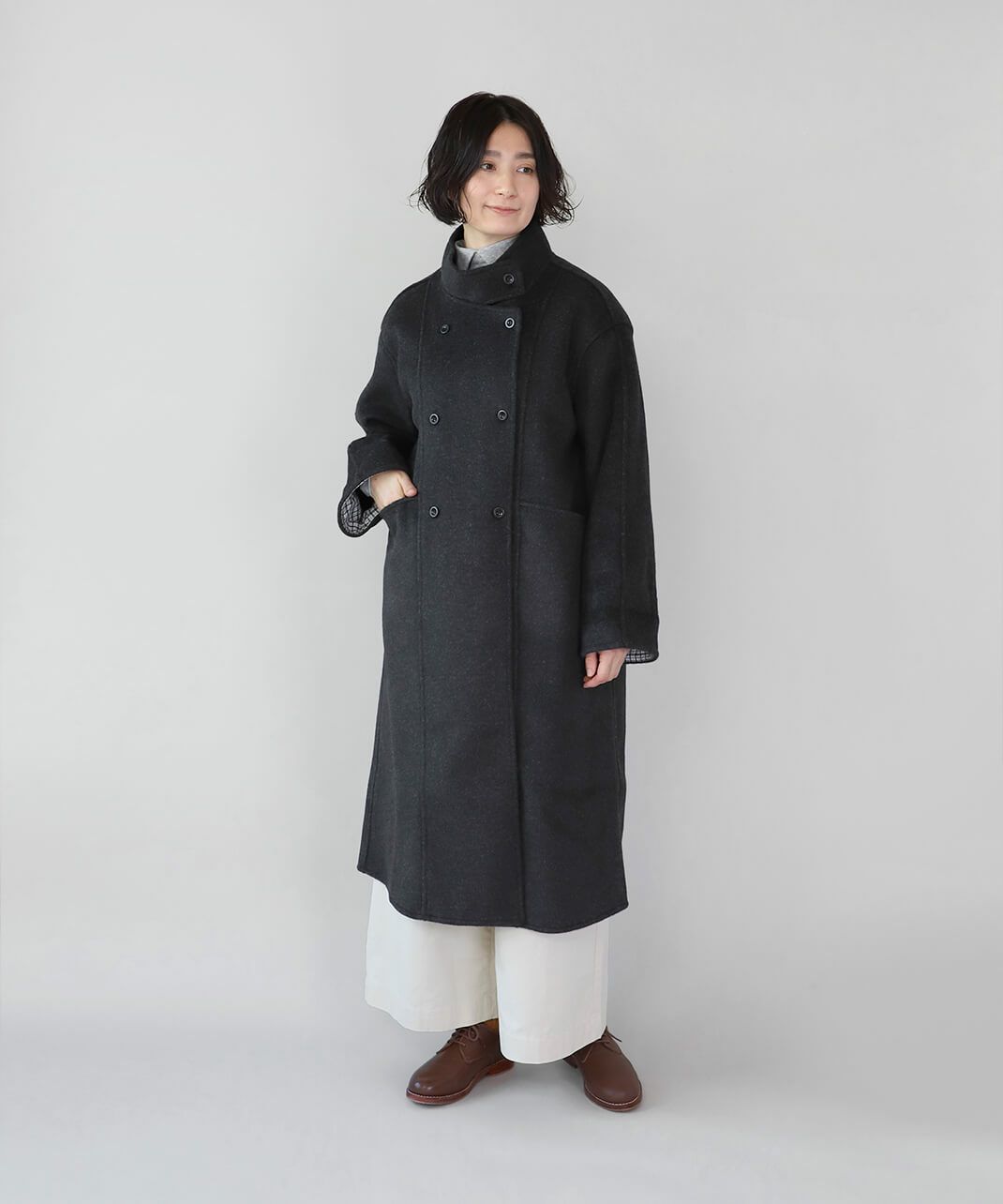 ウールの生地を使用したロングコート