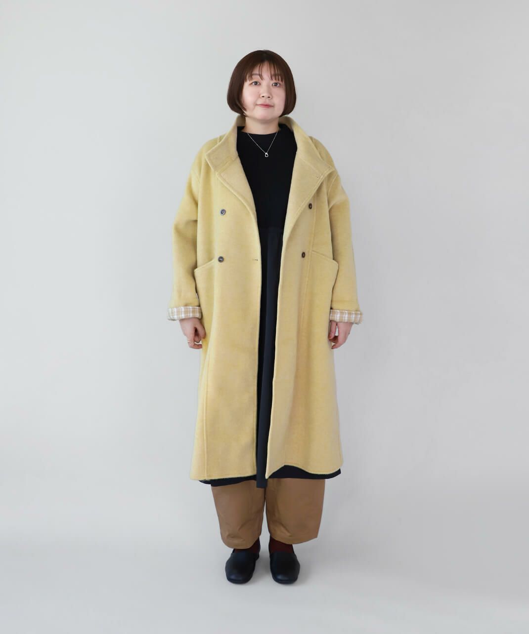 袖先を折り返すとチェック柄