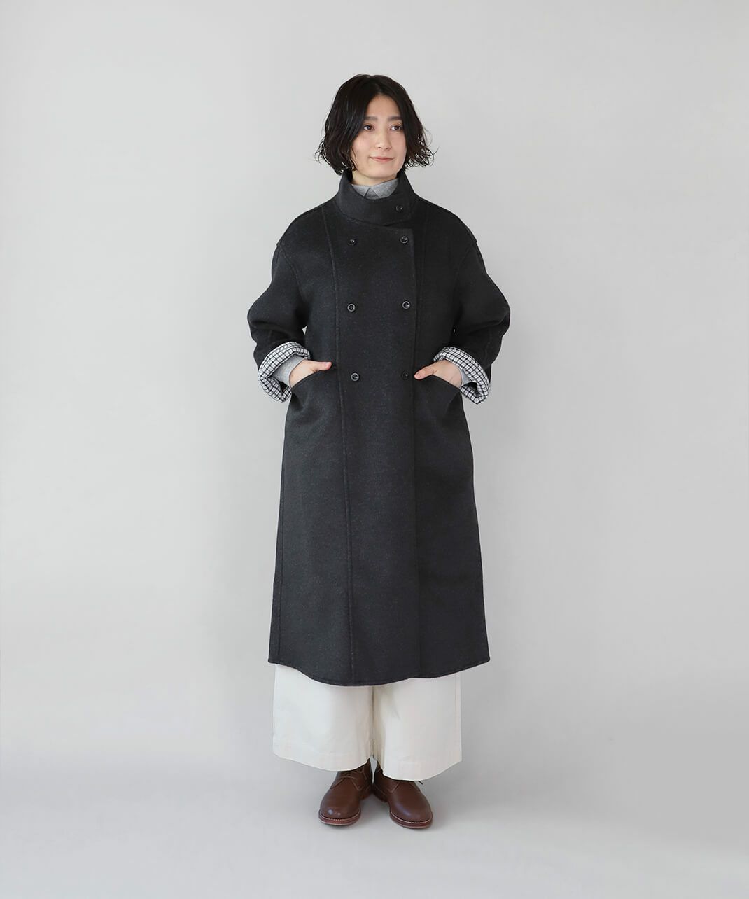 ロントはWボタンデザインで、クラシカルな雰囲気