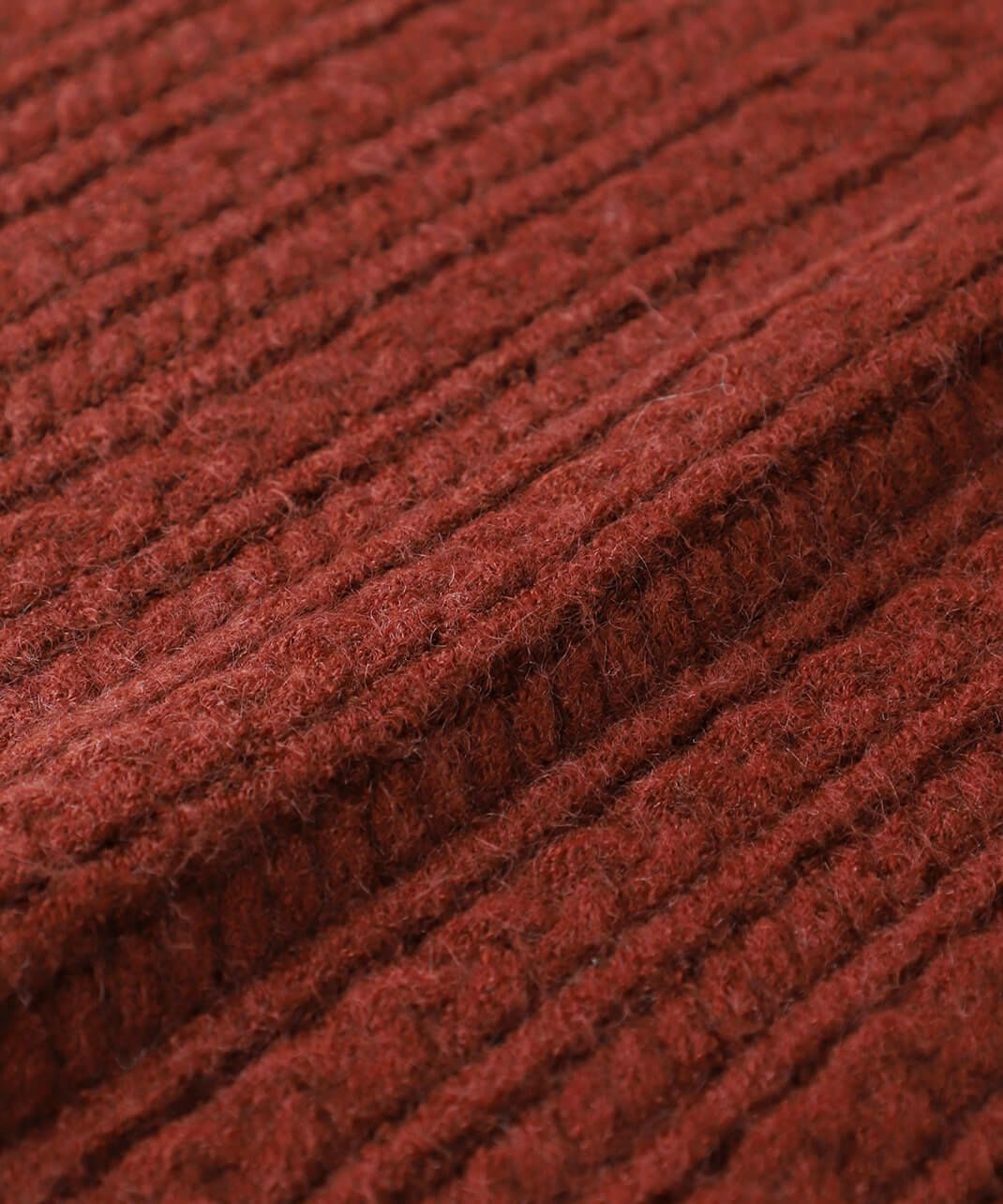 ケーブル風の編地が特徴。