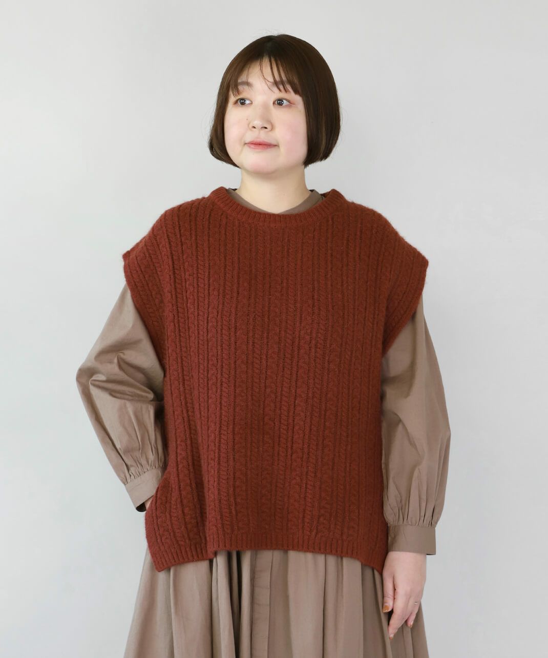 ケーブル風の編地が特徴のワイドベスト