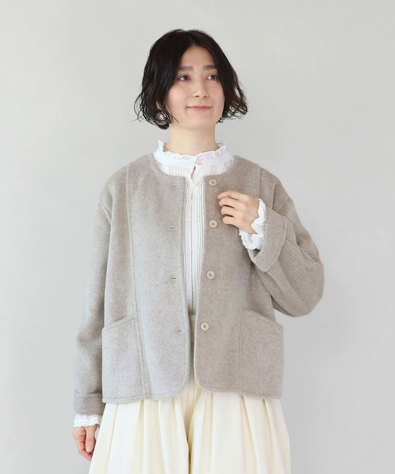 ウールの生地を使用したショートコート