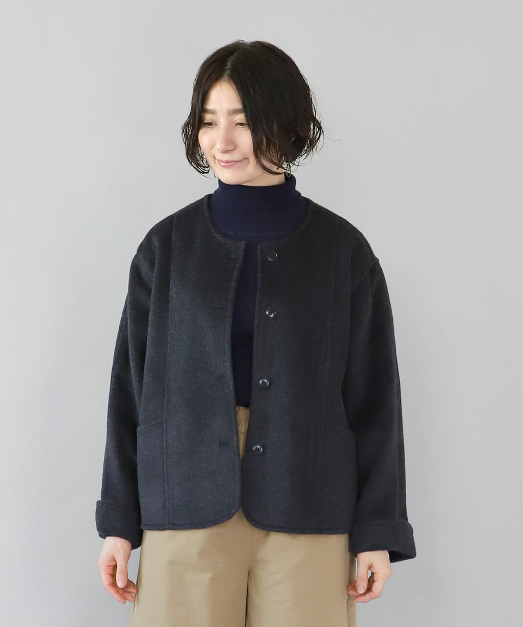 中にニットやスウェットなどを重ねてきられる