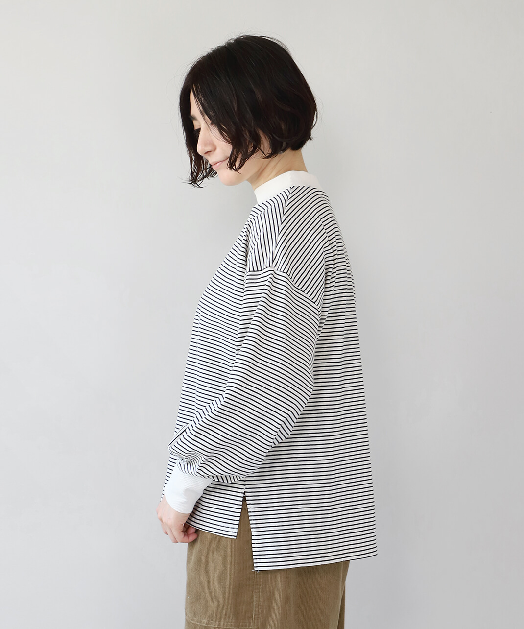 ハイネックと襟・袖口のリブ切替えのカットソー。