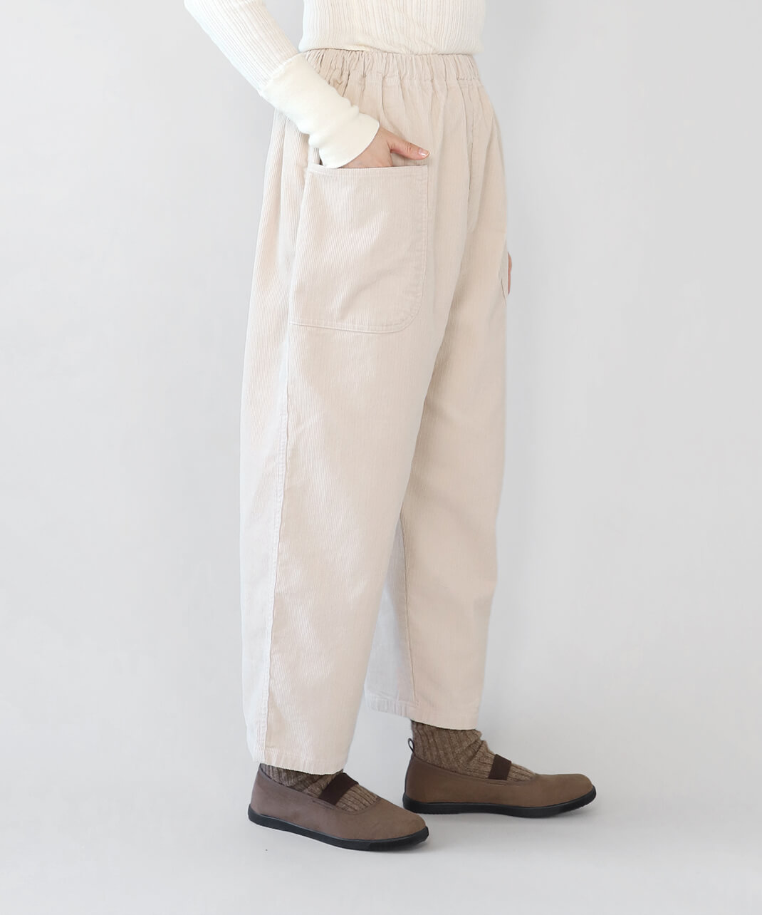 コーデュロイ生地を使用したフロントポケットパンツ