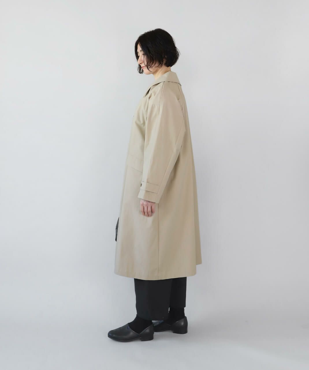 袖先にはアームホールベルトときれいなシルエット