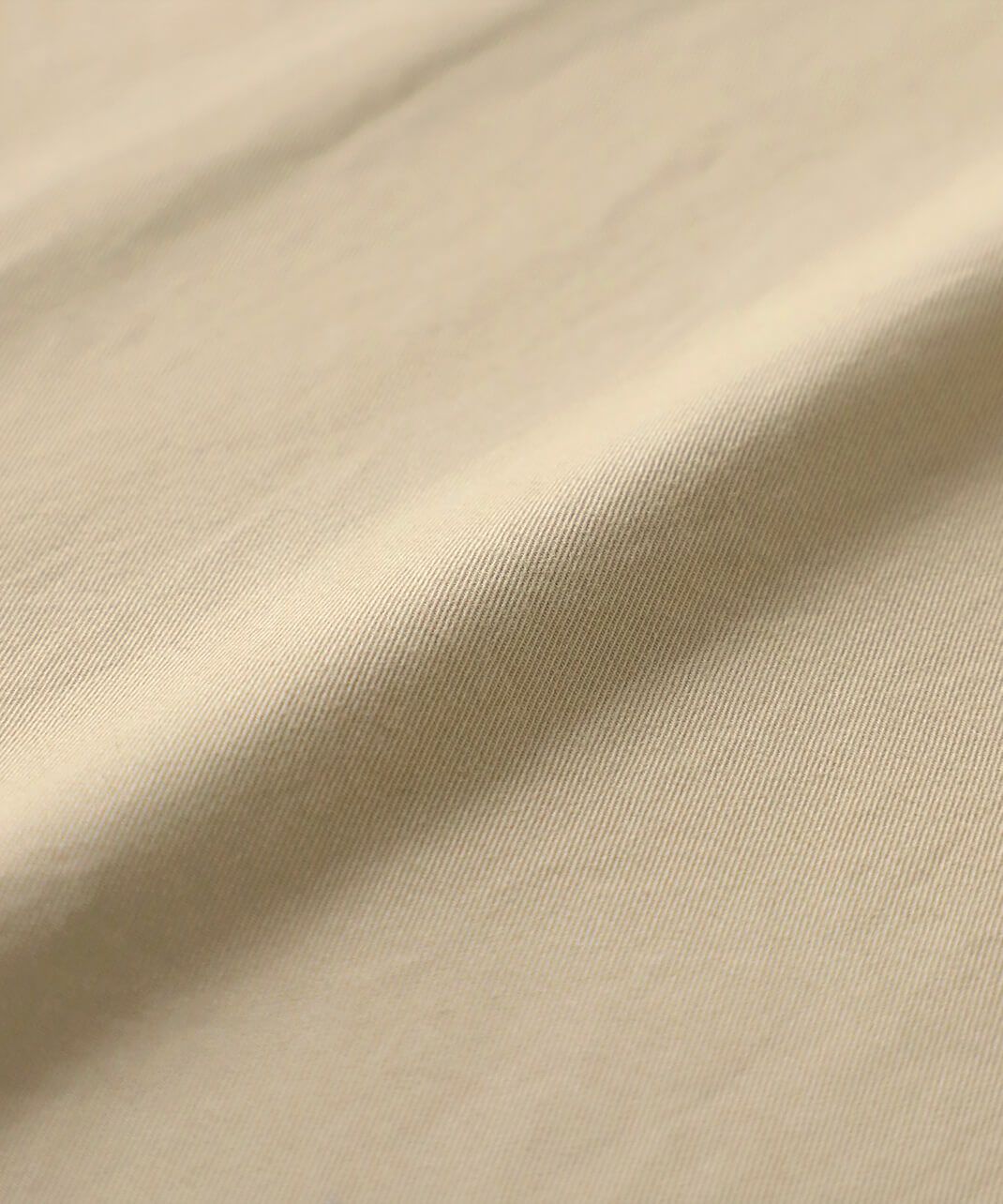 なめらかな表面感と程よいハリがあるツイル生地