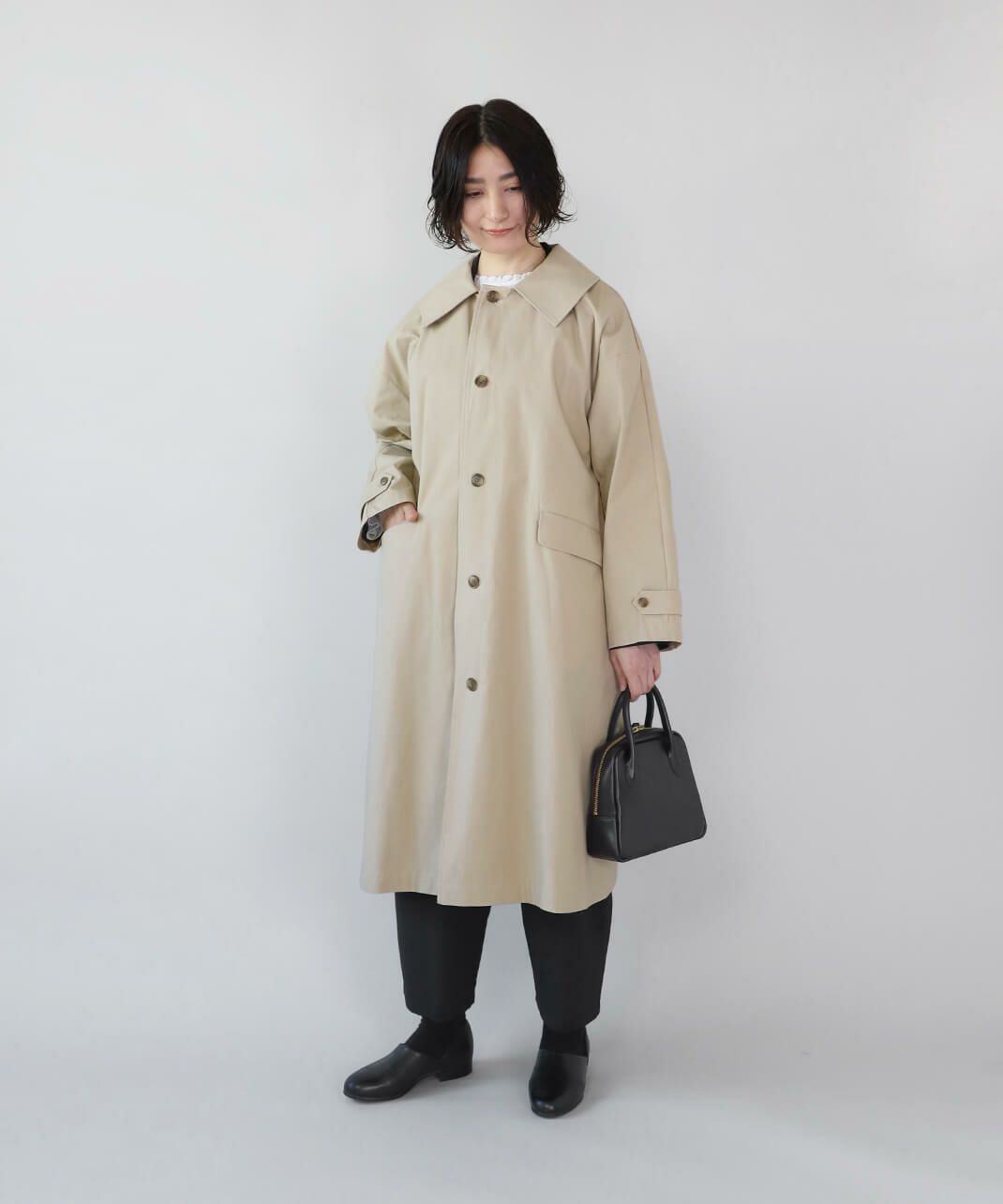 フロントのポケットはフラップ付き