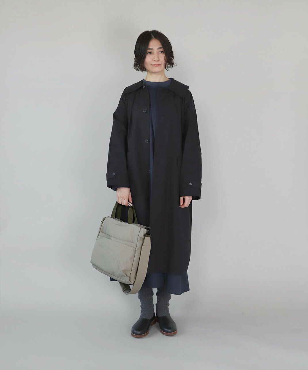ジャケットを合わせても羽織れる、ゆとりのあるサイズ感