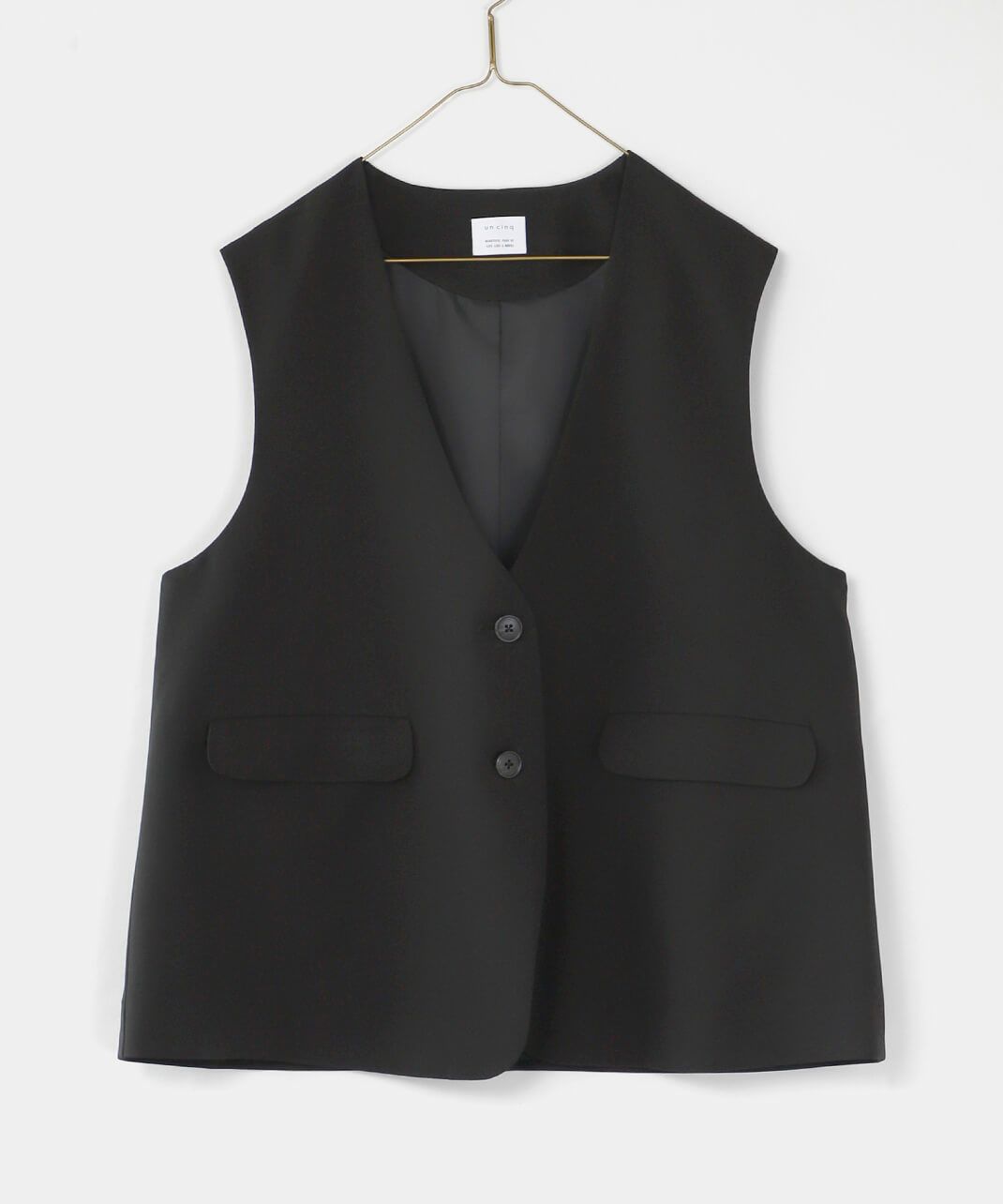 深めのVネックのデザインがすっきり