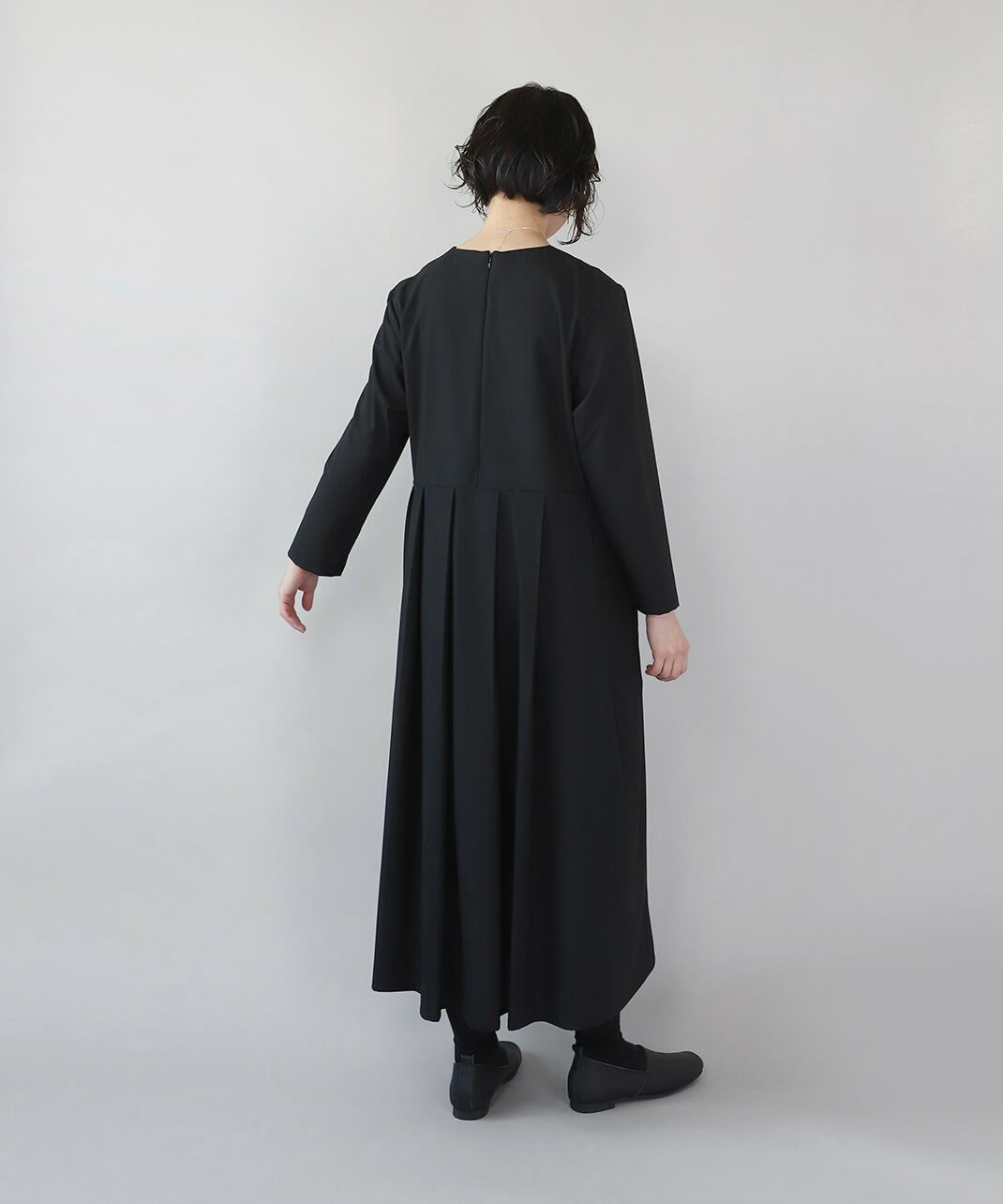 腰付近まで下りる後ろファスナーは脱ぎ着がしやすい