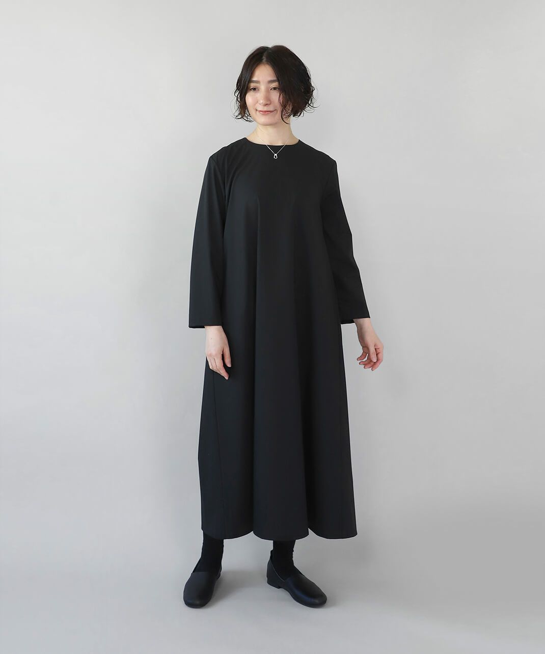 しなやかな肌触りと光沢の感あるワンピース