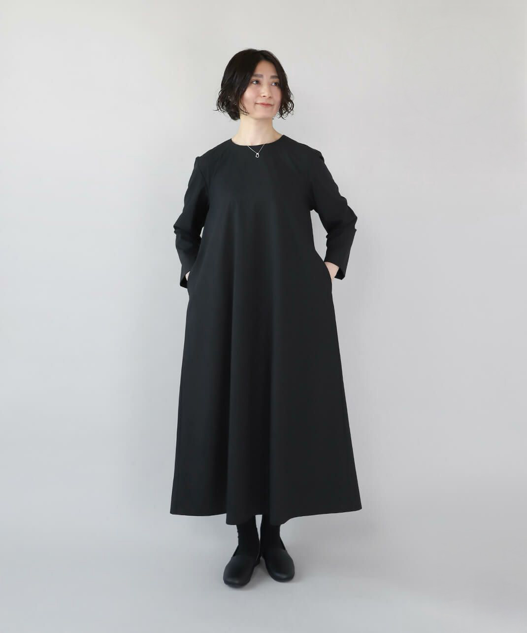 クルーネックがすっきりとした印象