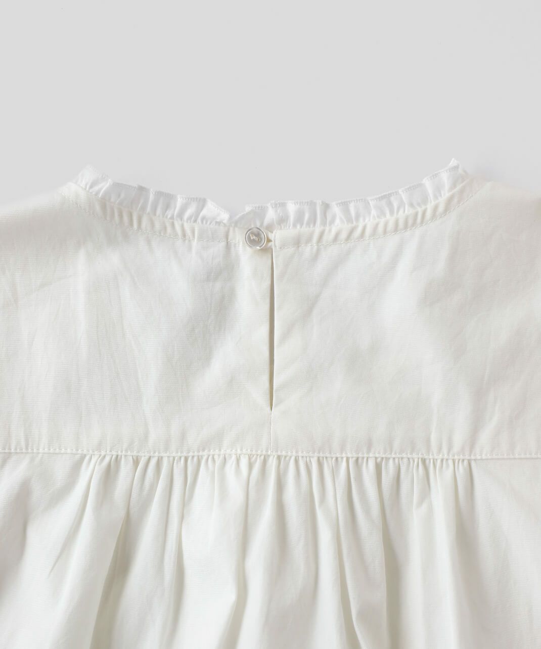 ネック周りの控えめなフリル