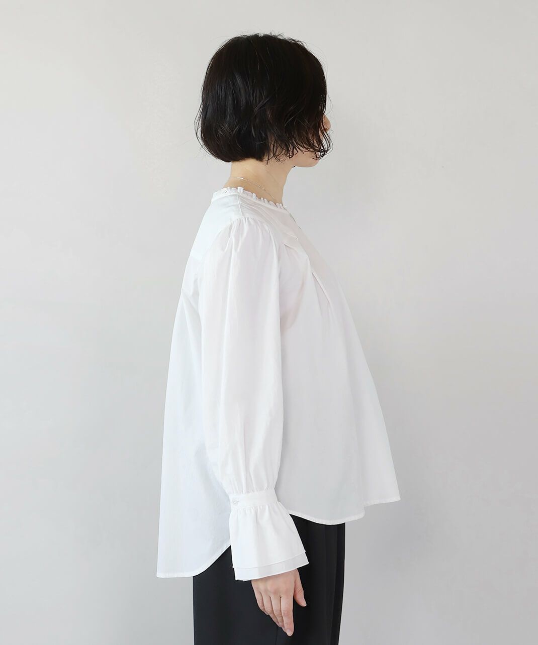 袖はギャザーを寄せたキャンディースリーブ