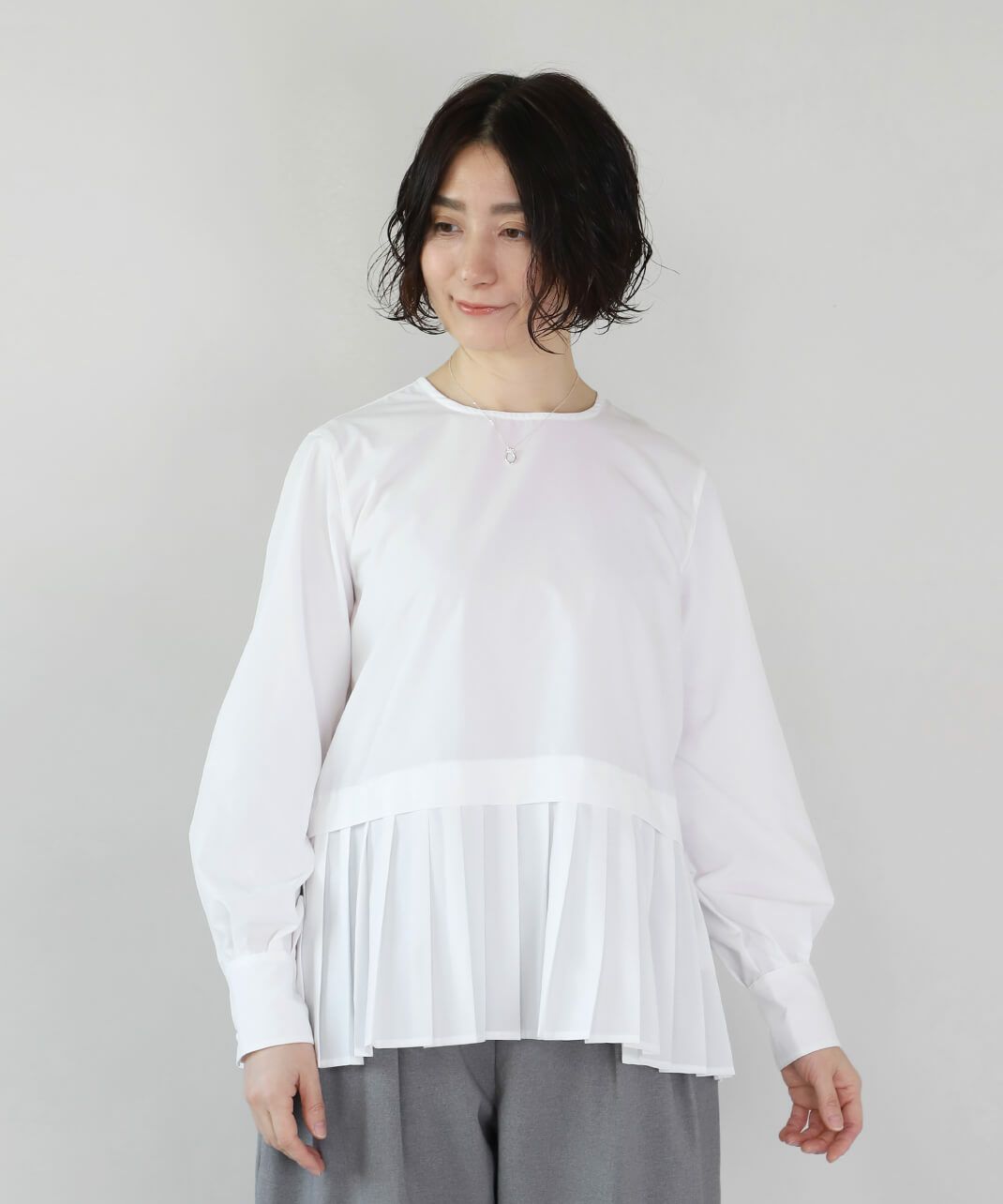 ブロード生地を使用したフリルブラウス