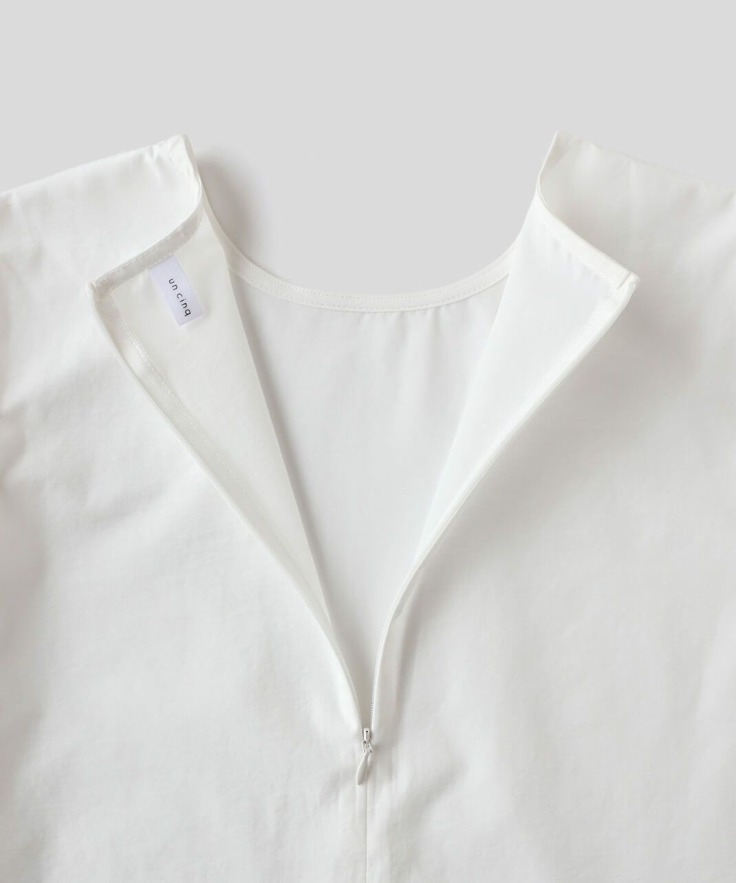 ジップで着脱が楽